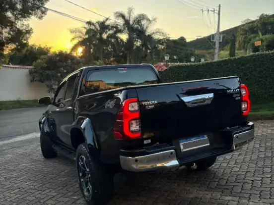 TOYOTA-HILUX-2.8 D-4D TURBO DIESEL CD SRX PLUS 4X4 AUTOMÁTICO TOYOTA-HILUX-2024