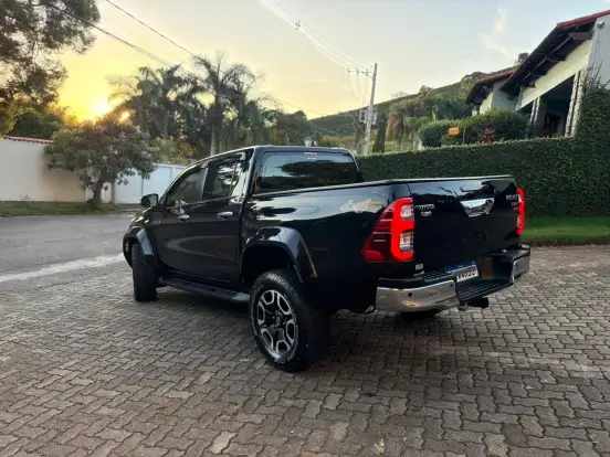 TOYOTA-HILUX-2.8 D-4D TURBO DIESEL CD SRX PLUS 4X4 AUTOMÁTICO TOYOTA-HILUX-2024