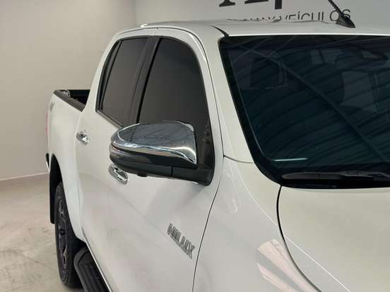 TOYOTA-HILUX-2023