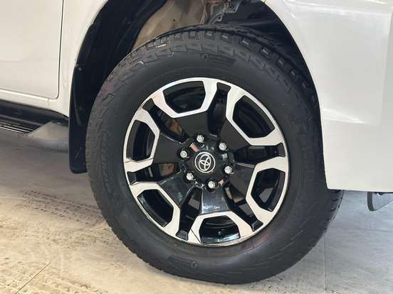 TOYOTA-HILUX-2.8 D-4D TURBO DIESEL CD SRX 4X4 AUTOMÁTICO TOYOTA-HILUX-2023