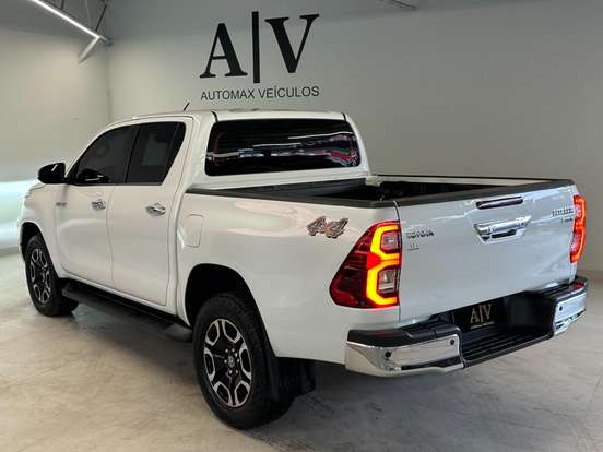 TOYOTA-HILUX-2.8 D-4D TURBO DIESEL CD SRX 4X4 AUTOMÁTICO TOYOTA-HILUX-2023