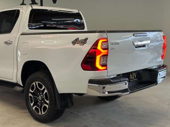 TOYOTA-HILUX-2023