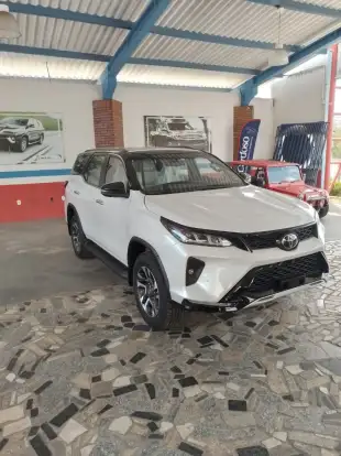 TOYOTA-HILUX SW4-2025