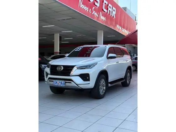 TOYOTA HILUX SW4 2.8 D-4D TURBO DIESEL SRX 4X4 AUTOMÁTICO TOYOTA HILUX SW4 2.8 D-4D TURBO DIESEL SRX 4X4 AUTOMÁTICO
