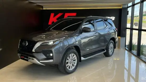 TOYOTA HILUX SW4 2.8 D-4D TURBO DIESEL SRX 7L 4X4 AUTOMÁTICO