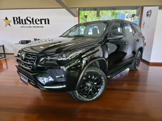 TOYOTA HILUX SW4 2.8 D-4D TURBO DIESEL SRX 7L 4X4 AUTOMÁTICO