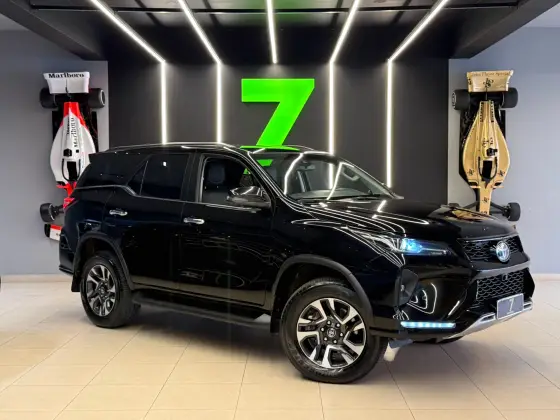 TOYOTA HILUX SW4 2.8 D-4D TURBO DIESEL SRX PLATINUM 7L 4X4 AUTOMÁTICO TOYOTA HILUX SW4 2.8 D-4D TURBO DIESEL SRX PLATINUM 7L 4X4 AUTOMÁTICO