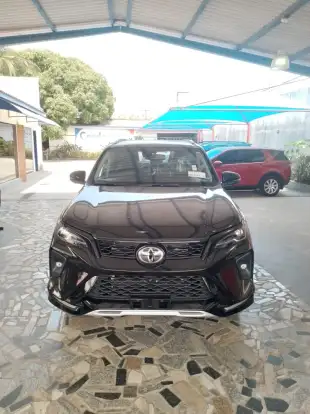 TOYOTA-HILUX SW4-2025