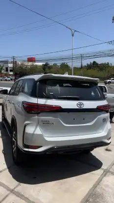 TOYOTA-HILUX SW4-2025