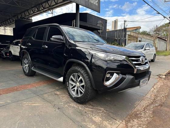 TOYOTA HILUX SW4 2.8 SRX 4X4 7 LUGARES 16V TURBO INTERCOOLER DIESEL 4P AUTOMÁTICO