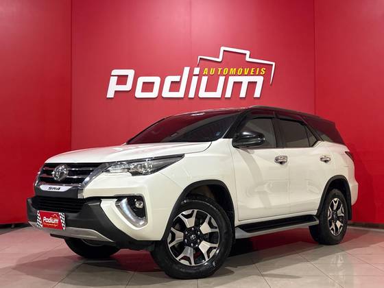 TOYOTA HILUX SW4 2.8 SRX DIAMOND 4X4 7 LUGARES 16V TURBO INTERCOOLER DIESEL 4P AUTOMÁTICO
