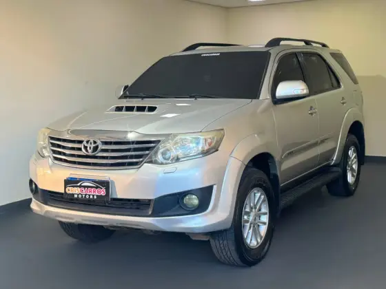 TOYOTA HILUX SW4 3.0 SRV 4X4 7 LUGARES 16V TURBO INTERCOOLER DIESEL 4P AUTOMÁTICO