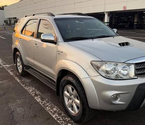 TOYOTA HILUX SW4 3.0 SRV 4X4 7 LUGARES 16V TURBO INTERCOOLER DIESEL 4P AUTOMÁTICO