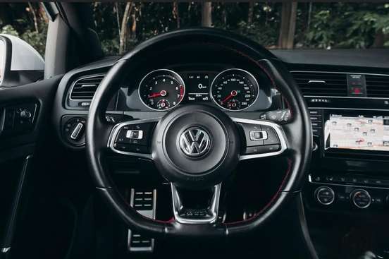 VOLKSWAGEN-GOLF-2014