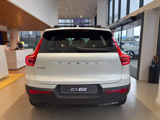 VOLVO-EX40-2026