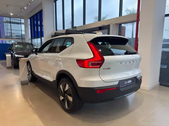 VOLVO-EX40-2026