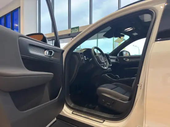 VOLVO-EX40-2026