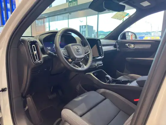 VOLVO-EX40-2026