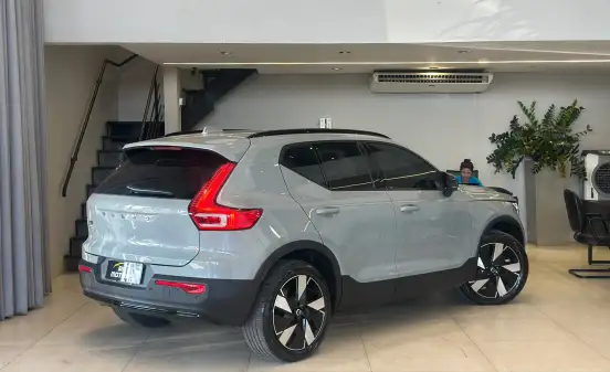 VOLVO-EX40-2025
