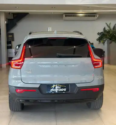 VOLVO-EX40-2025