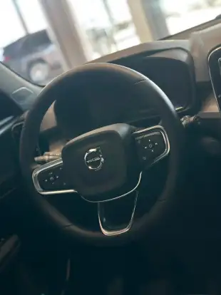 VOLVO-EX40-2025