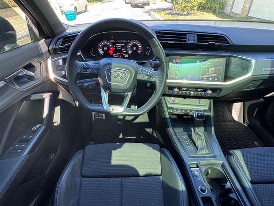 AUDI-Q3-2023