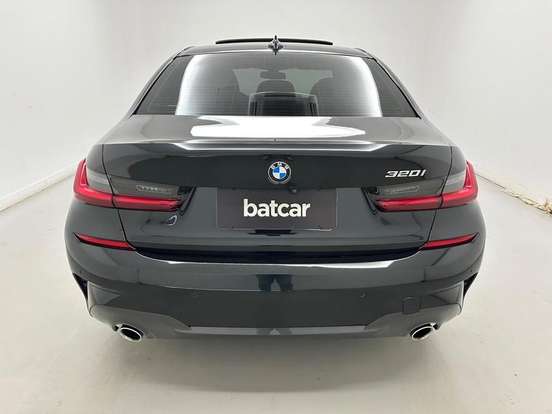 BMW-320i-2022