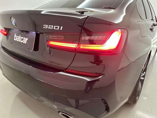 BMW-320i-2022