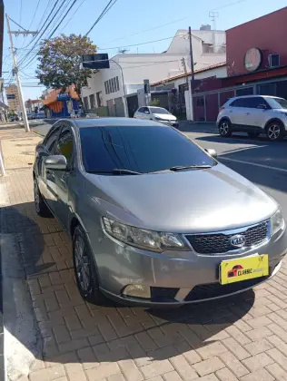 KIA CERATO 1.6 EX3 SEDAN 16V GASOLINA 4P MANUAL KIA CERATO 1.6 EX3 SEDAN 16V GASOLINA 4P MANUAL