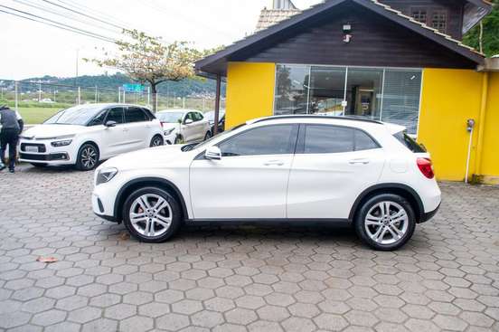 MERCEDES-BENZ-GLA 200-2018