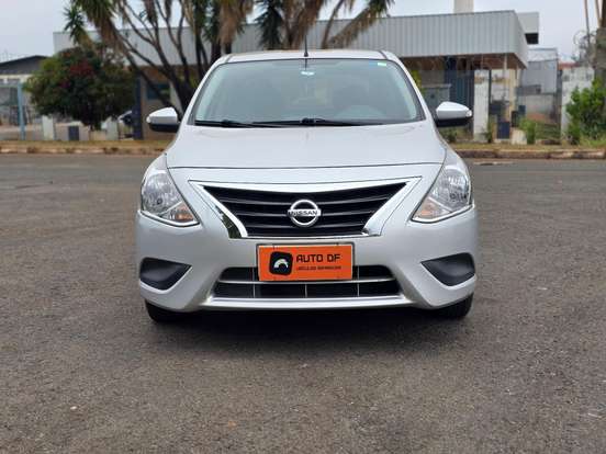 NISSAN-VERSA-2019