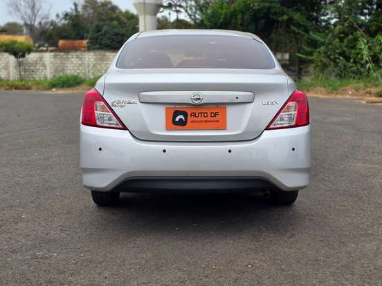 NISSAN-VERSA-2019