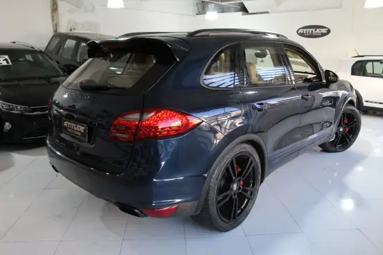 PORSCHE-CAYENNE-2011