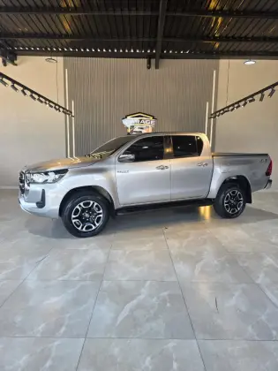 TOYOTA HILUX 2.7 VVT-i FLEX CD SRV 4X4 AUTOMÁTICO TOYOTA HILUX 2.7 VVT-i FLEX CD SRV 4X4 AUTOMÁTICO