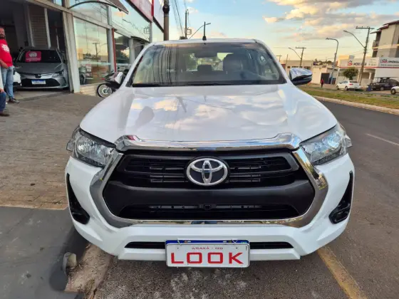 TOYOTA HILUX 2.8 D-4D TURBO DIESEL CD POWER PACK 4X4 MANUAL TOYOTA HILUX 2.8 D-4D TURBO DIESEL CD POWER PACK 4X4 MANUAL