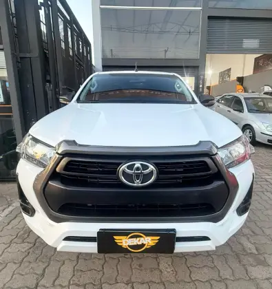 TOYOTA HILUX 2.8 D-4D TURBO DIESEL CD SR 4X4 AUTOMÁTICO TOYOTA HILUX 2.8 D-4D TURBO DIESEL CD SR 4X4 AUTOMÁTICO