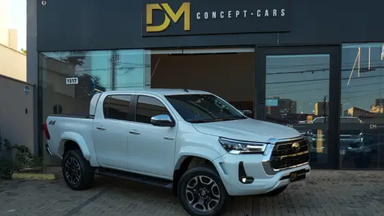 TOYOTA HILUX 2.8 D-4D TURBO DIESEL CD SRX PLUS 4X4 AUTOMÁTICO