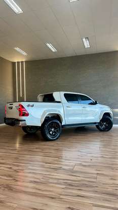 TOYOTA-HILUX-2.8 D-4D TURBO DIESEL CD SRX PLUS 4X4 AUTOMÁTICO TOYOTA-HILUX-2024