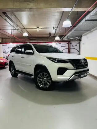 TOYOTA HILUX SW4 2.8 D-4D TURBO DIESEL SRX 7L 4X4 AUTOMÁTICO