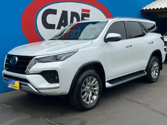TOYOTA HILUX SW4 2.8 D-4D TURBO DIESEL SRX 7L 4X4 AUTOMÁTICO