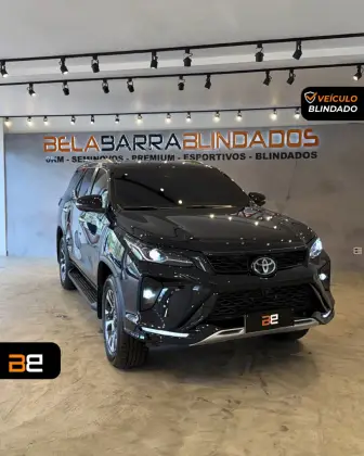 TOYOTA HILUX SW4 2.8 D-4D TURBO DIESEL SRX PLATINUM 7L 4X4 AUTOMÁTICO TOYOTA HILUX SW4 2.8 D-4D TURBO DIESEL SRX PLATINUM 7L 4X4 AUTOMÁTICO