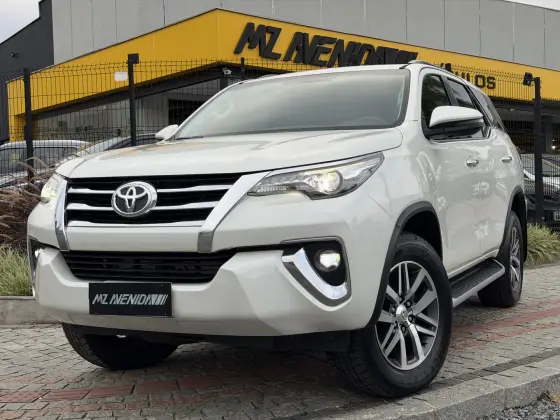 TOYOTA HILUX SW4 2.8 SRX 4X4 7 LUGARES 16V TURBO INTERCOOLER DIESEL 4P AUTOMÁTICO TOYOTA HILUX SW4 2.8 SRX 4X4 7 LUGARES 16V TURBO INTERCOOLER DIESEL 4P AUTOMÁTICO