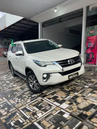 TOYOTA HILUX SW4 2.8 SRX 4X4 7 LUGARES 16V TURBO INTERCOOLER DIESEL 4P AUTOMÁTICO TOYOTA HILUX SW4 2.8 SRX 4X4 7 LUGARES 16V TURBO INTERCOOLER DIESEL 4P AUTOMÁTICO