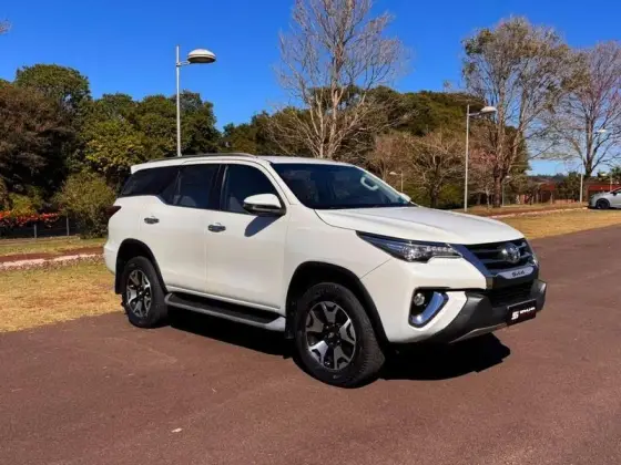 TOYOTA HILUX SW4 2.8 SRX DIAMOND 4X4 7 LUGARES 16V TURBO INTERCOOLER DIESEL 4P AUTOMÁTICO TOYOTA HILUX SW4 2.8 SRX DIAMOND 4X4 7 LUGARES 16V TURBO INTERCOOLER DIESEL 4P AUTOMÁTICO