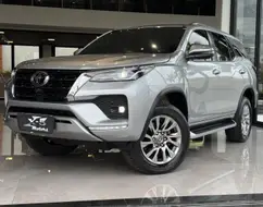 TOYOTA HILUX SW4 2.8 D-4D TURBO DIESEL SRX 7L 4X4 AUTOMÁTICO TOYOTA HILUX SW4 2.8 D-4D TURBO DIESEL SRX 7L 4X4 AUTOMÁTICO
