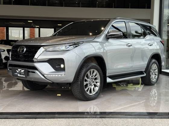 TOYOTA HILUX SW4 2.8 D-4D TURBO DIESEL SRX 7L 4X4 AUTOMÁTICO