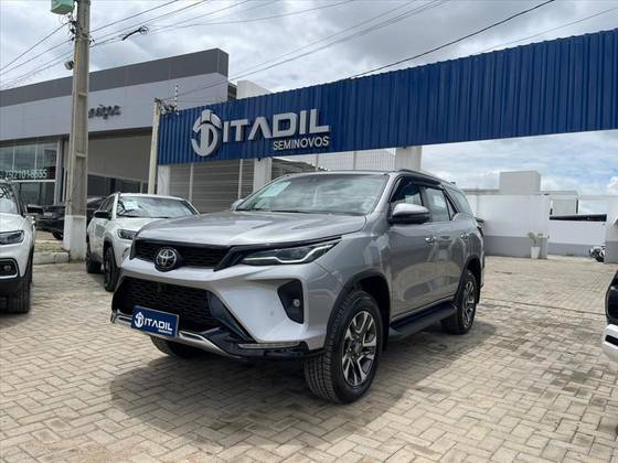 TOYOTA HILUX SW4 2.8 D-4D TURBO DIESEL SRX PLATINUM 7L 4X4 AUTOMÁTICO