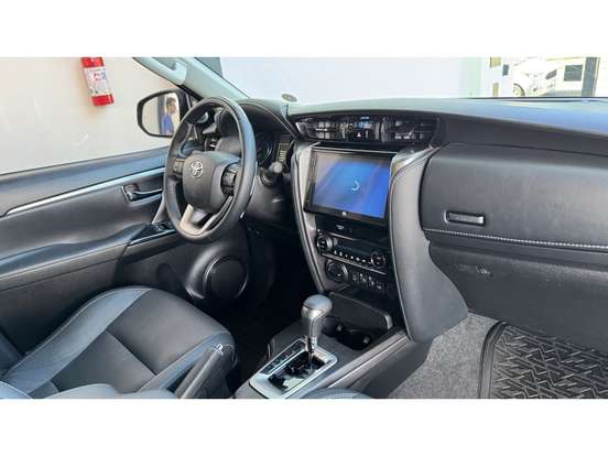 TOYOTA-HILUX SW4-2024