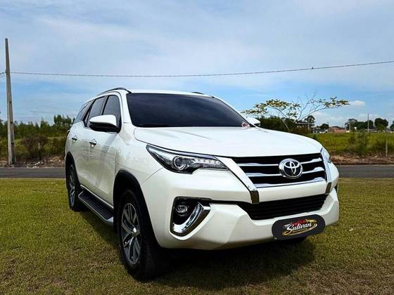 TOYOTA HILUX SW4 2.8 SRX 4X4 7 LUGARES 16V TURBO INTERCOOLER DIESEL 4P AUTOMÁTICO