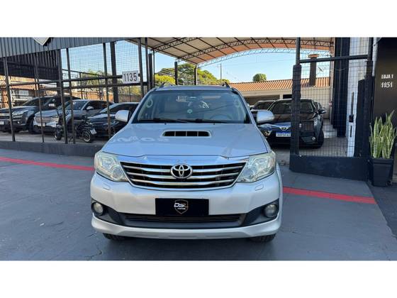 TOYOTA HILUX SW4 3.0 SRV 4X4 7 LUGARES 16V TURBO INTERCOOLER DIESEL 4P AUTOMÁTICO